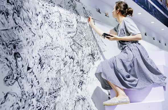 2020CJ直播报道-乌克兰艺术家在现场创作20米长热血传奇壁画