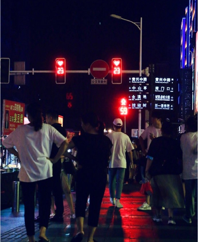 七夕长沙街头信号灯变成浪漫心形